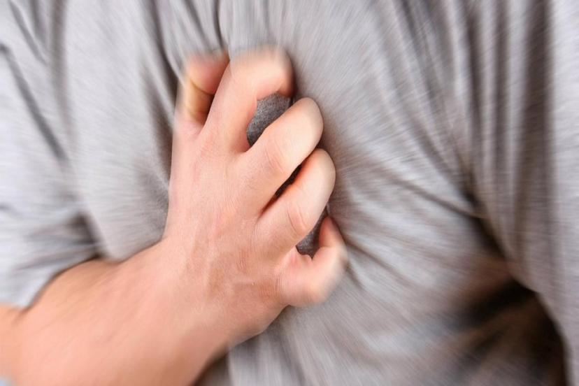 SICAK HAVALARDA KALP KRİZİ VE PANİK ATAK BELİRTİLERİ KARIŞTIRILIYOR