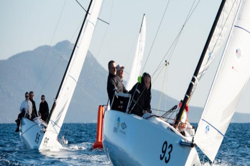 TÜRK YELKENCİLER İLK GÜNE DAMGA VURDU