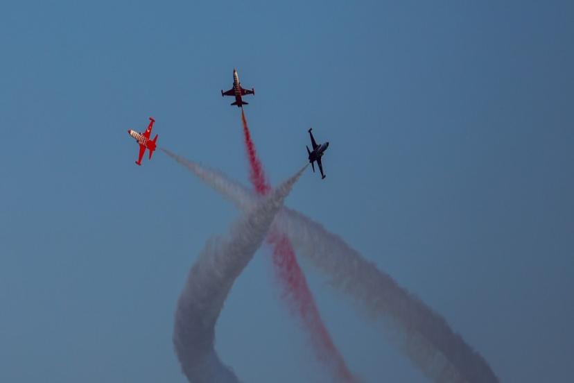 TÜRK YILDIZLARI RENK KATTI 