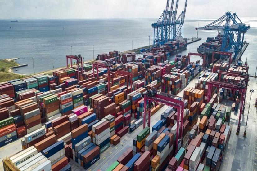 TÜRKİYE'NİN İHRACATI ARTTI, İTHALATI AZALDI