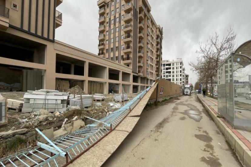 VAN'A ŞİDDETLİ RÜZGAR ÇATILARI UÇURDU